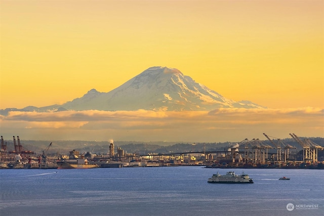 water view with a mountain view