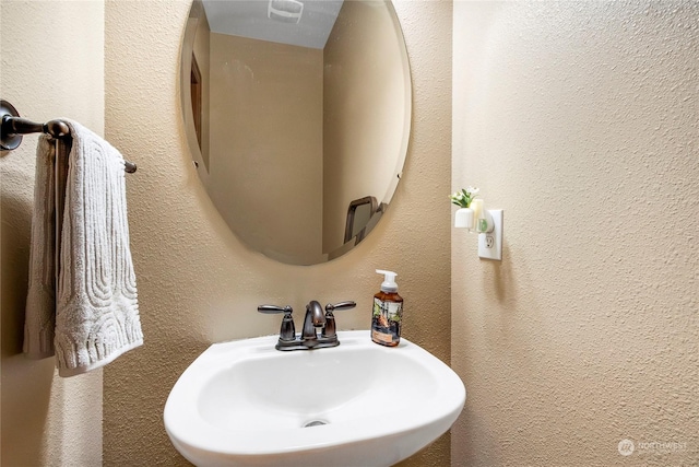 bathroom featuring sink