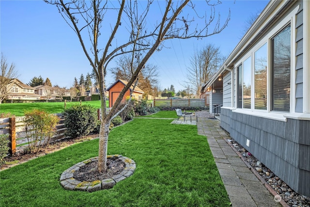 view of yard with an outdoor structure