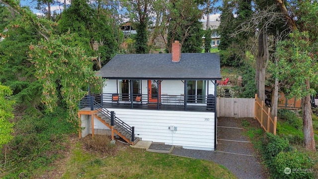 view of front of home featuring a front yard