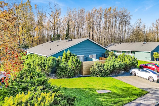 view of front of property featuring a front lawn