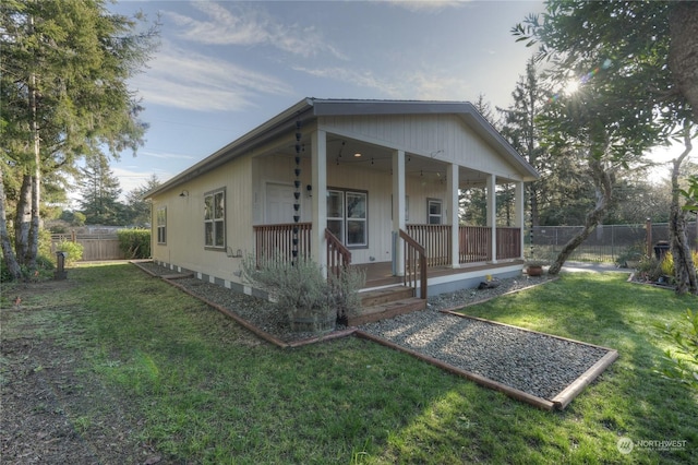 view of front facade featuring covered porch and a front lawn