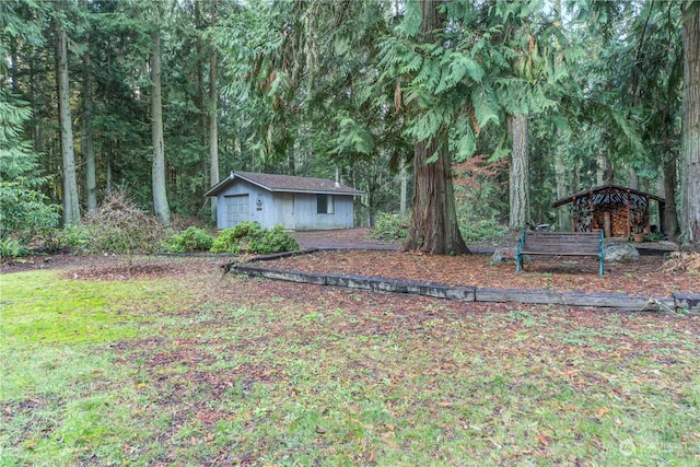 view of yard featuring an outbuilding and a garage