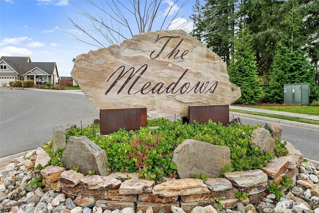 view of community / neighborhood sign