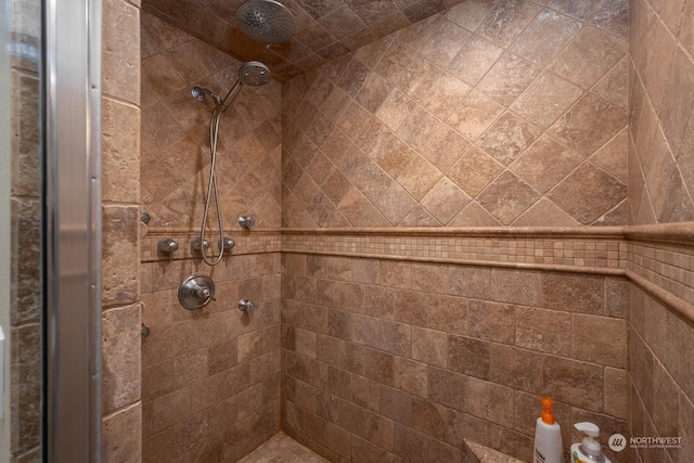 bathroom featuring a tile shower