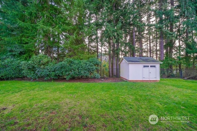 view of yard with a storage shed