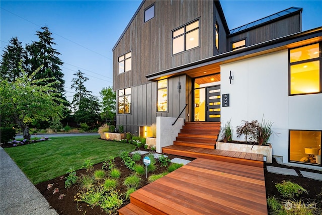 view of front facade with a front yard