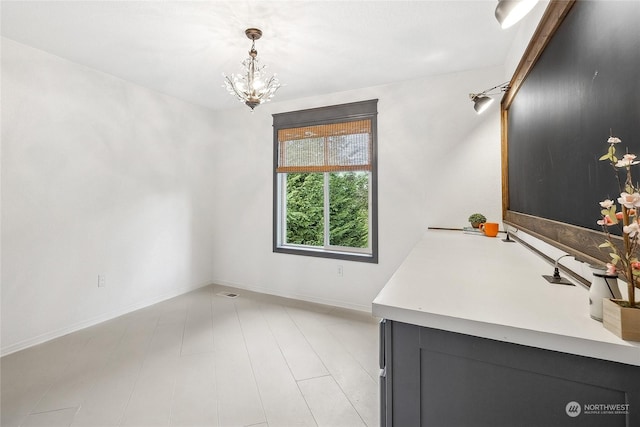 bathroom featuring an inviting chandelier