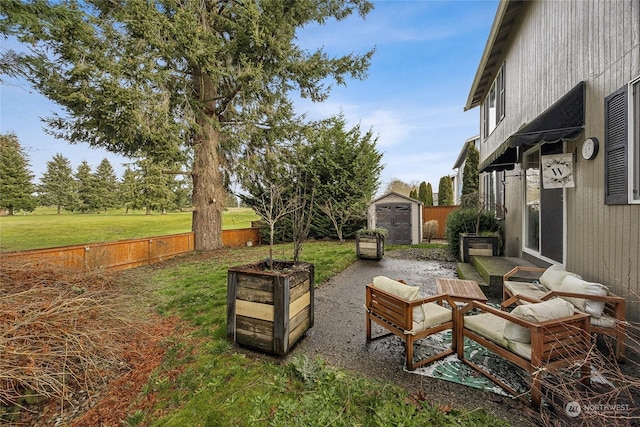 view of yard featuring a shed