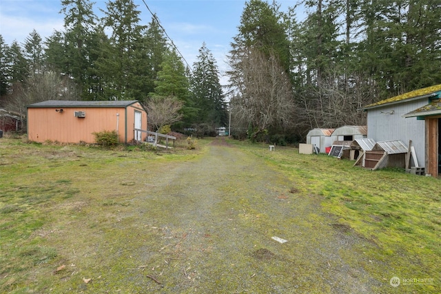 view of yard featuring an outdoor structure