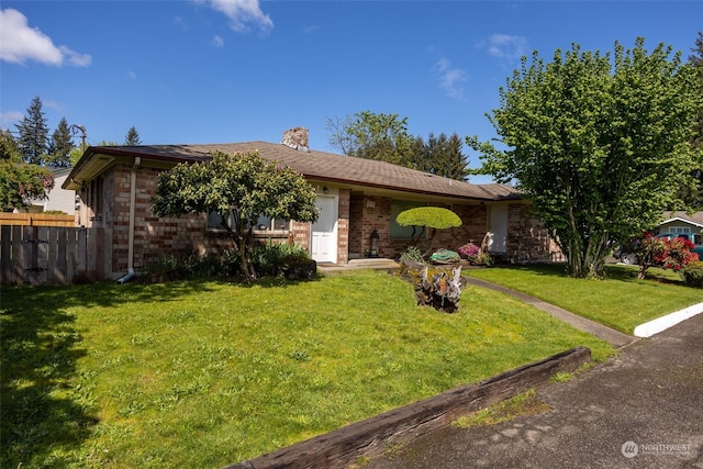 single story home with a front lawn