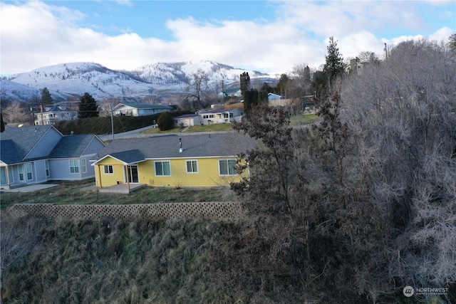 drone / aerial view featuring a mountain view