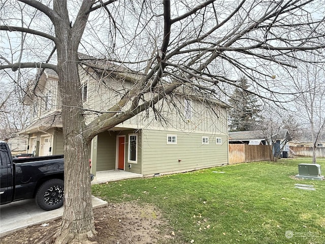 view of side of property featuring a lawn