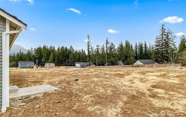 view of yard featuring a mountain view