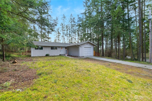 ranch-style house featuring a front lawn and a garage