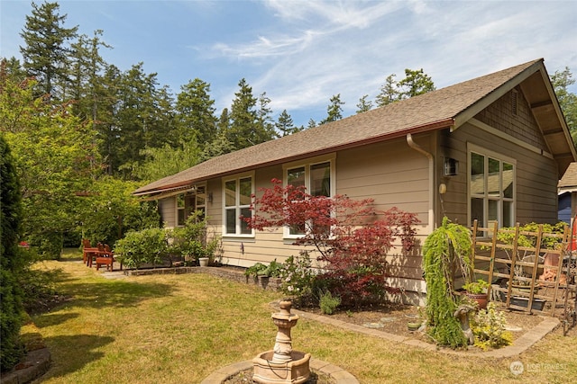 view of front of house with a front lawn