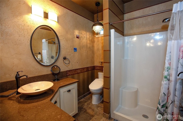 bathroom with a shower with shower curtain, vanity, and toilet