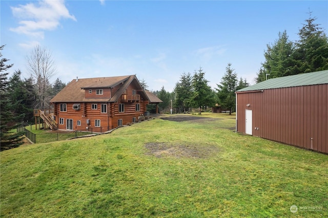 view of yard featuring an outbuilding