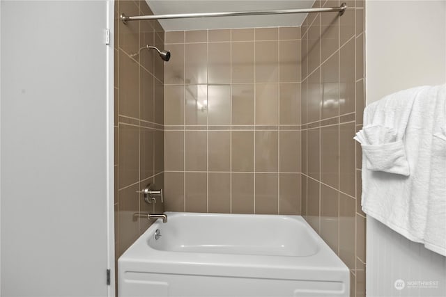 bathroom featuring tiled shower / bath combo