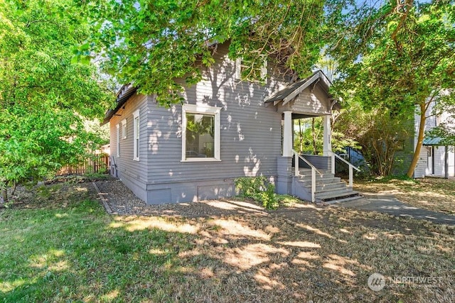 view of front of property with a front yard