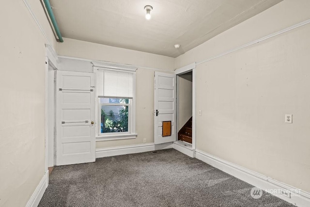 unfurnished room with carpet