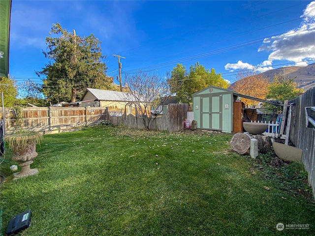 view of yard featuring a storage shed