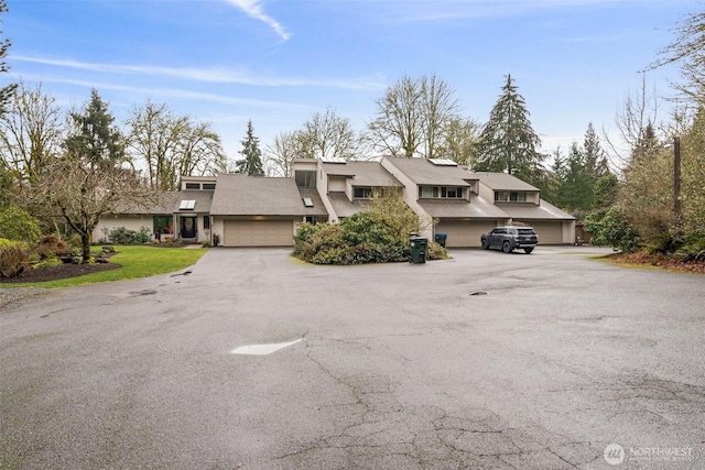 view of front facade with driveway