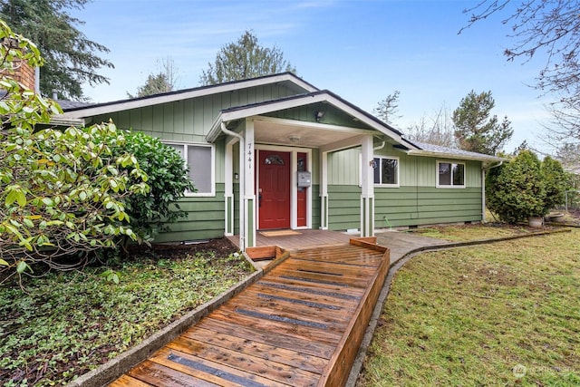 view of front of house featuring a front lawn