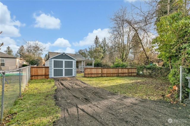 view of yard featuring a shed