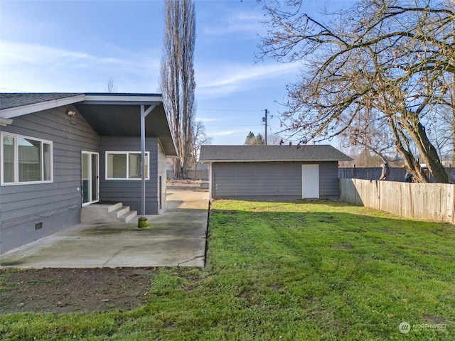 view of yard with a patio area