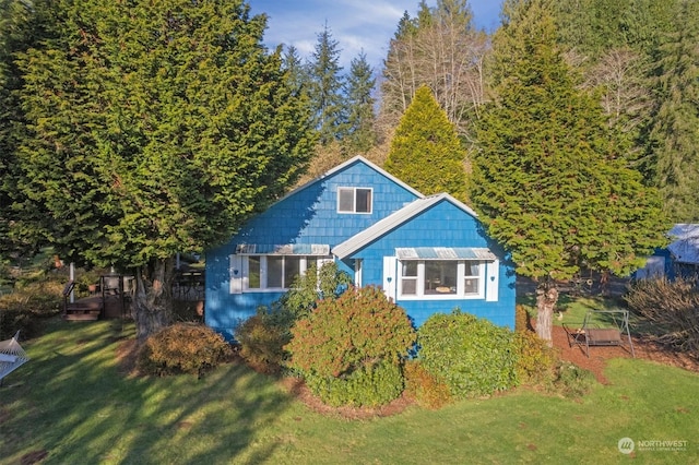 view of front facade with a front yard