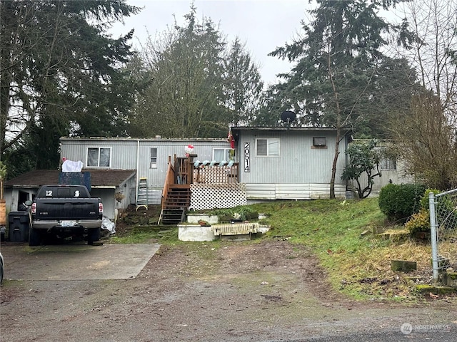 manufactured / mobile home featuring a wooden deck