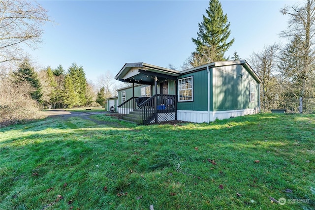 view of front of property featuring a front yard