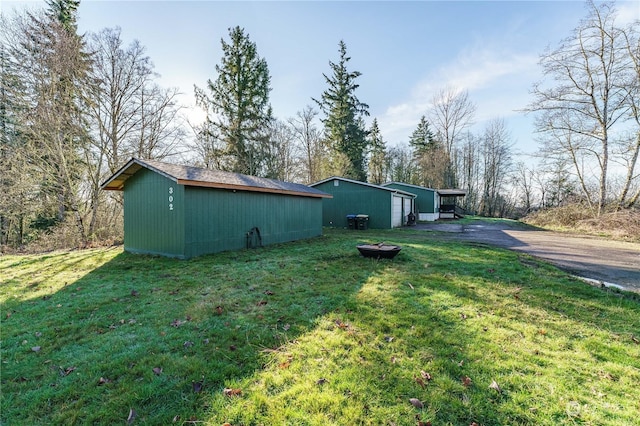 view of side of property featuring a lawn