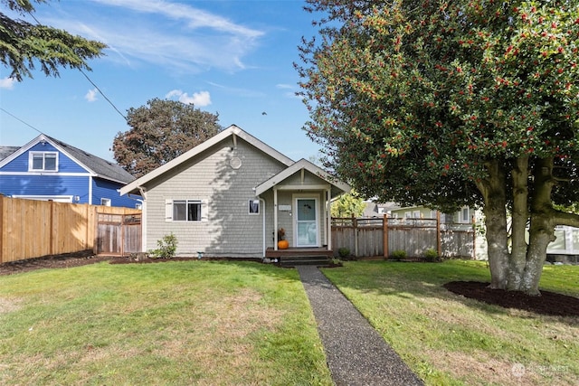 view of front of property featuring a front yard