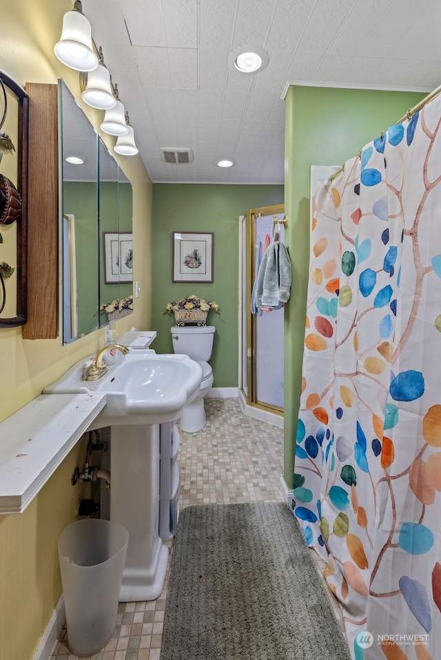 bathroom featuring curtained shower and toilet