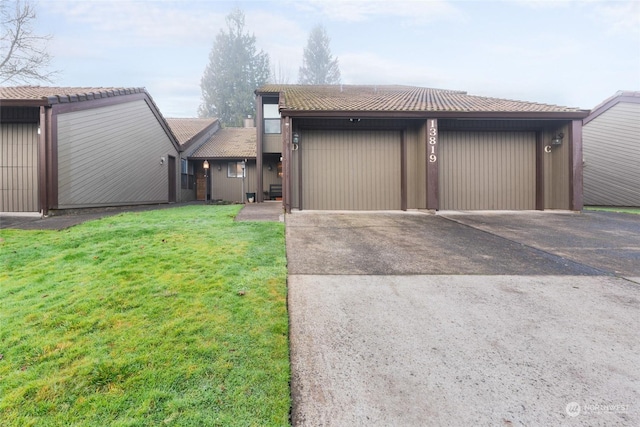 view of front facade with a front yard and a garage