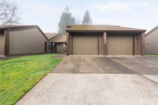 view of front of home featuring a front yard and a garage