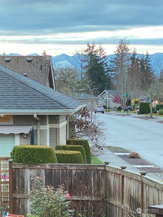 view of yard with a mountain view