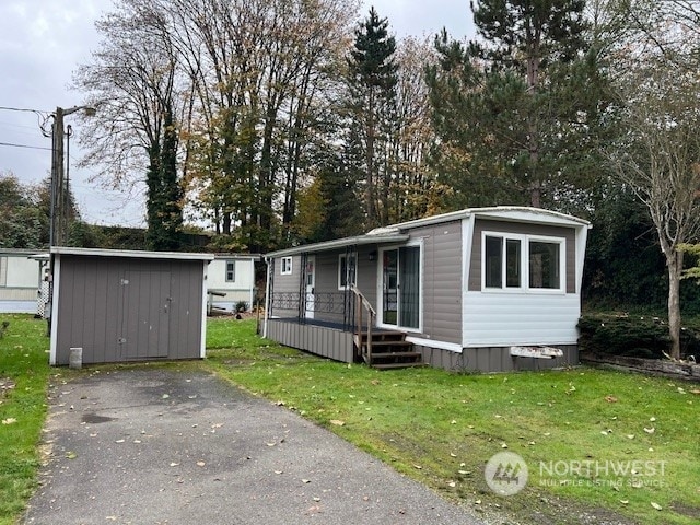 manufactured / mobile home with a front lawn