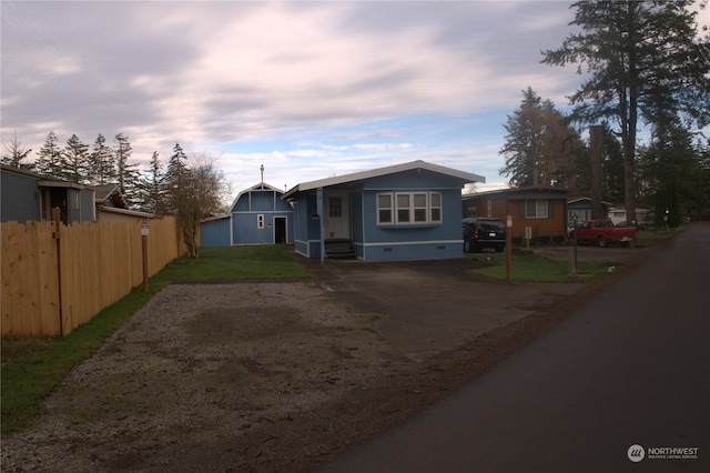 view of front of property featuring a yard