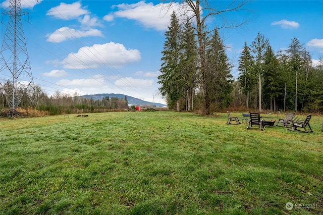 view of yard with a mountain view