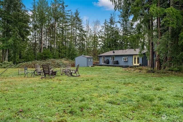 view of yard featuring a shed