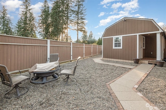 view of yard featuring a shed