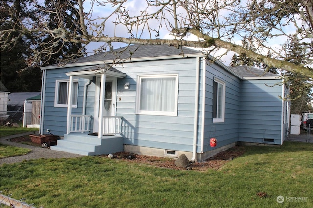 bungalow featuring a front yard