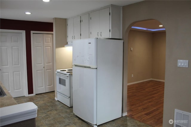 kitchen featuring arched walkways, recessed lighting, visible vents, white cabinets, and white appliances