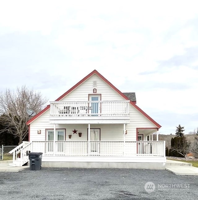 view of front of home featuring a balcony