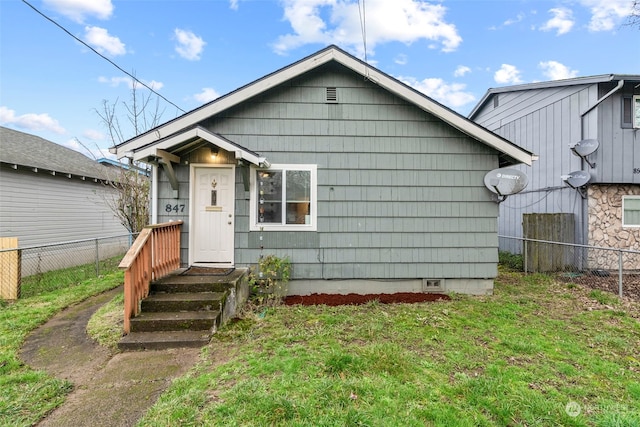 bungalow-style house featuring a front lawn