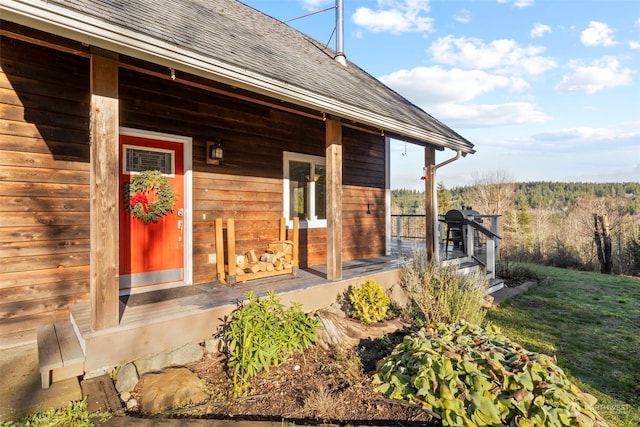 entrance to property featuring covered porch