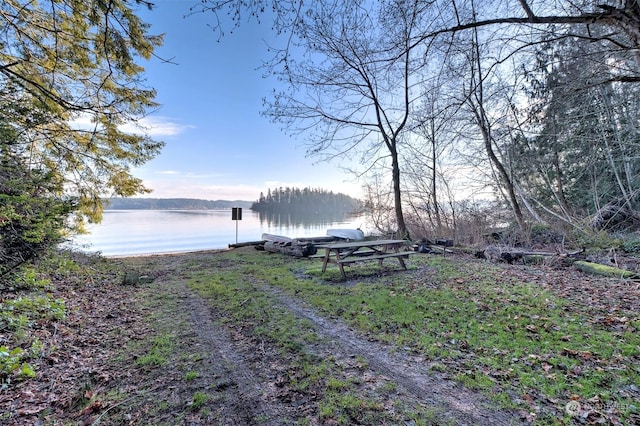 view of yard featuring a water view